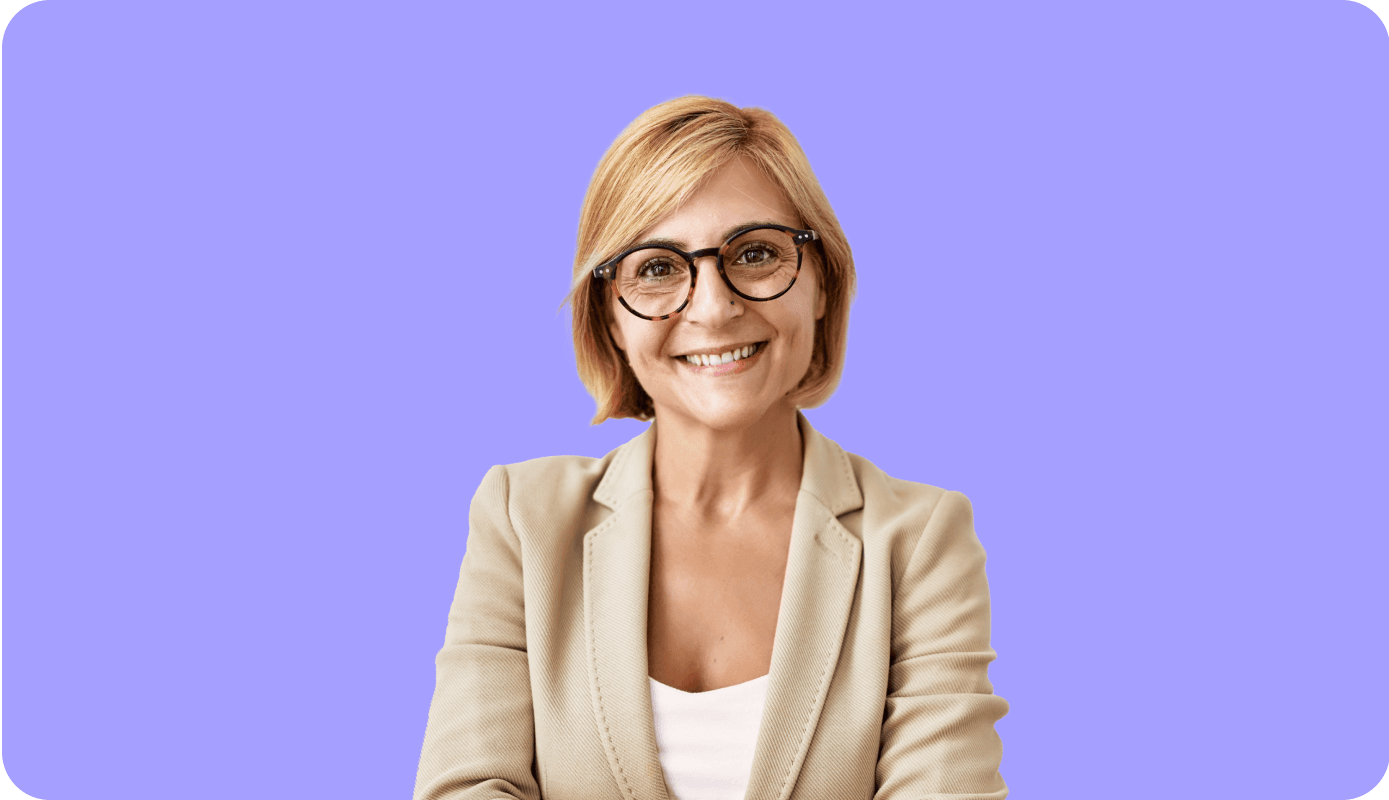 Idősebb hölgy szemüvegben mosolyog